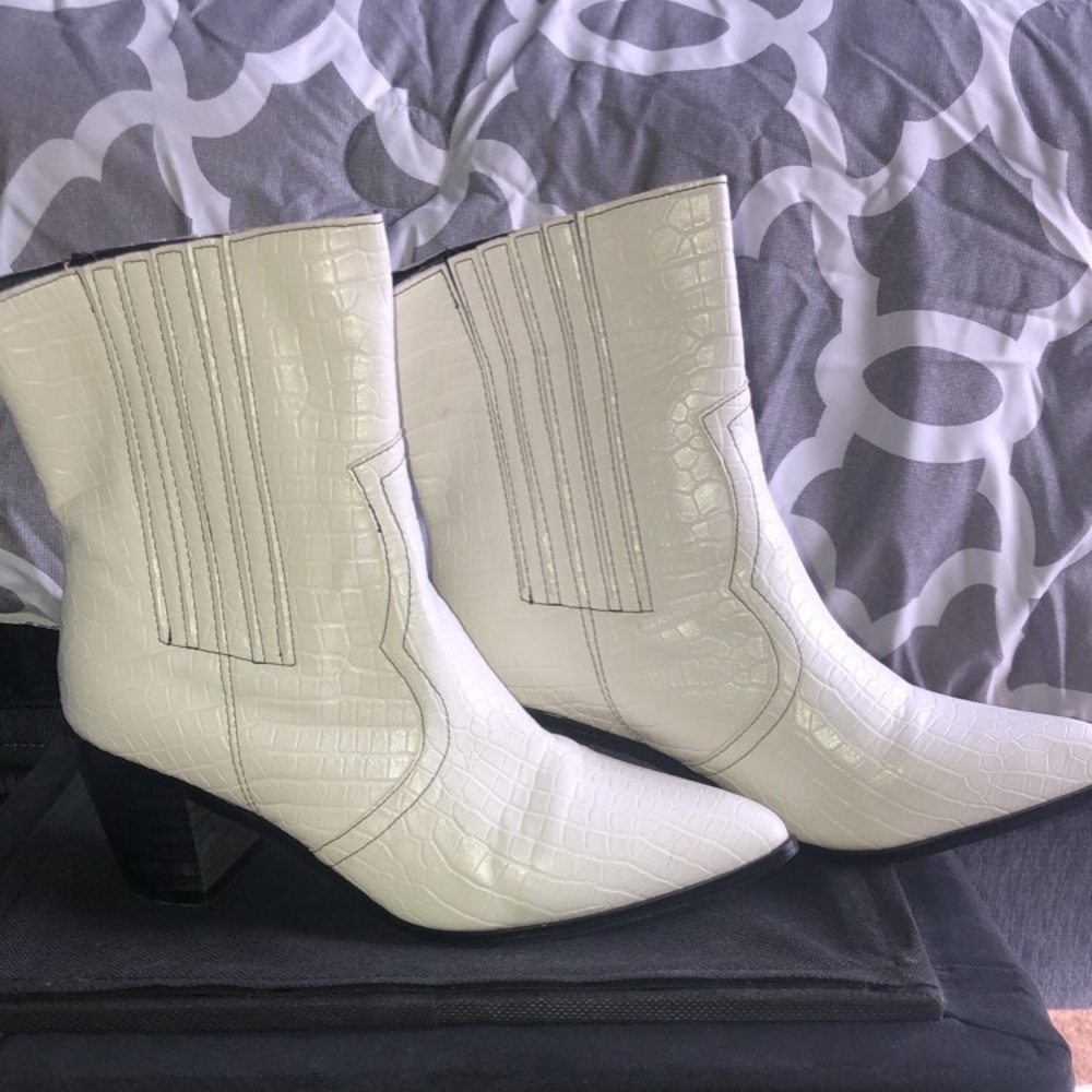 Boots - Picture 3 of 4